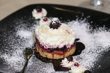 dolce con panna e cioccolato, servito in un piatto al ristorante