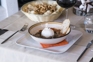 piatto di funghi con pomodoro e mozzarella di bufala sul tavolo di un ristorante