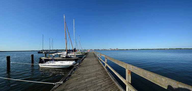 Panorama Hafen Altefähr, Skyline von Stralsund mit Rügenbrücke im Hintergrund