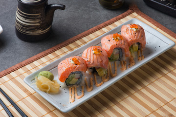 salmon sushi roll