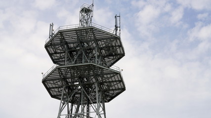 携帯電話の鉄塔とアンテナ