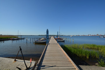 Fototapeta premium Boote im Hafen Altefähr auf Rügen, Blick nach Stralsund
