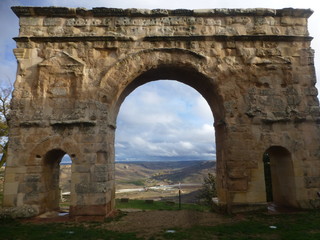 Fototapeta na wymiar Arco romano de Medinaceli, pueblo y villa historica de Soria, comunidad autónoma de Castilla y León, en España