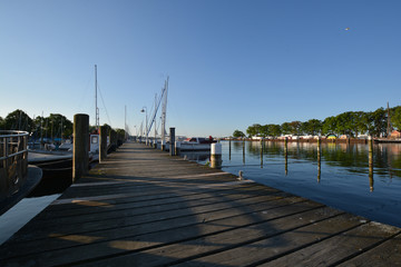 Sonnenaufgang im Hafen Lauterbach auf Rügen
