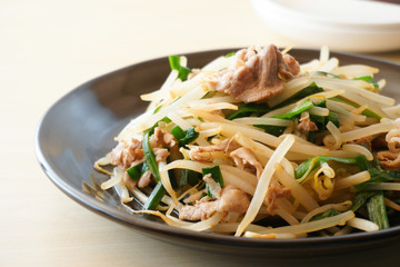 豚肉とニラのもやし炒め