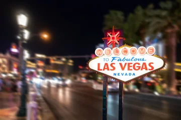 Foto auf Alu-Dibond Berühmtes Las Vegas-Schild mit unscharfem Stadtbild © vichie81