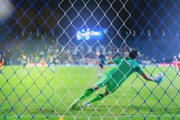 Foto op Plexiglas Voetbal Keeper en spelers tijdens penalty shoot in voetbalwedstrijd. selecteer focus op het net