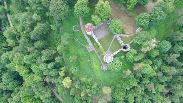 Honberg Sommer Aufnahme mit einer Drone von oben Blick auf Donautal Ruine Honburg in Tuttlingen in S&uuml;ddeutschalnd in Europa