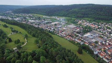 Fototapeta na wymiar Honberg Sommer Aufnahme mit einer Drone von oben Blick auf Donautal Ruine Honburg in Tuttlingen in Süddeutschalnd in Europa