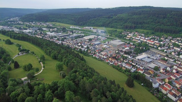 Honberg Sommer Aufnahme mit einer Drone von oben Blick auf Donautal Ruine Honburg in Tuttlingen in S&uuml;ddeutschalnd in Europa