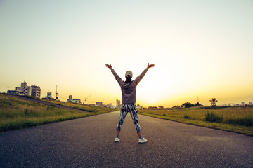 朝の光を浴びる女性