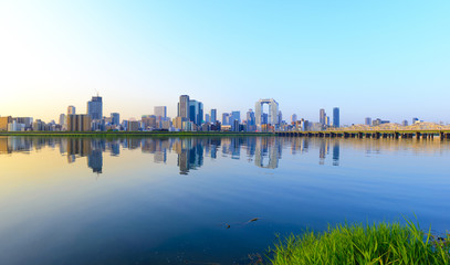 Fototapeta premium 日本 大阪の街並み 朝日