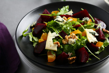 Gourmet salad with baked beetroots and cheese