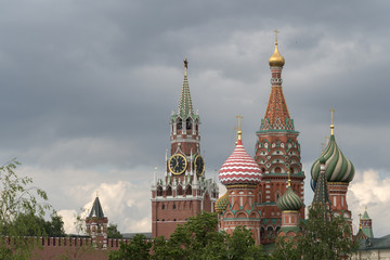 Fototapeta na wymiar Спа́сская башня (ранее — Фро́ловская) Московского Кремля, Собо́р Покрова́ Пресвято́й Богоро́дицы, что на Рву.