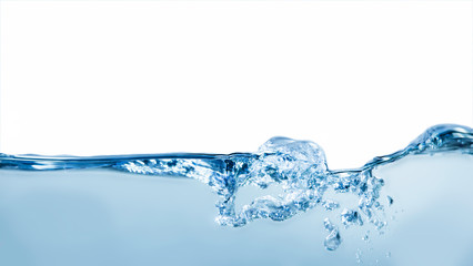 Onda d'acqua chiara con bolle e schiuma