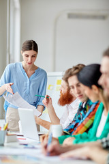 Obraz premium Skilled design experts consulting with executive during a meeting