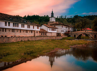 Obraz premium Beautiful view of the Clock tower and the old town in the architectural traditional complex in Tryavna, Bulgaria