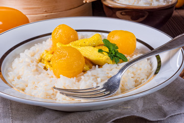 Chicken strips with rice and sweet mirabelle in curry sauce