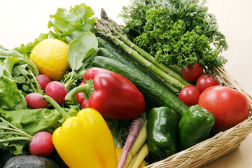 野菜の集合　Set of different vegetables in wicker basket