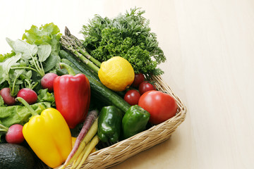 野菜の集合　Set of different vegetables in wicker basket