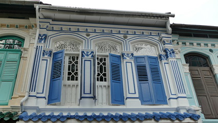 klassizistische hausfassade mit blauen Fensterläden