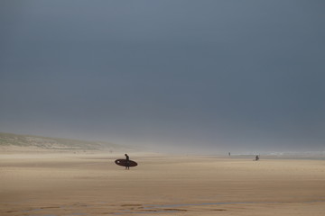 Fin de session de surf avec l'orage