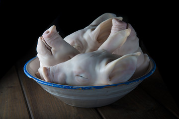 Cabezas de cochinillo, carne de cerdo para la comida