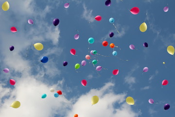 красивые разноцветные воздушные шары улетают в голубое небо       