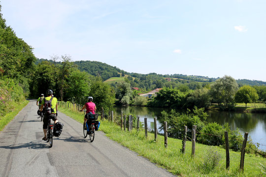 Cyclistes le long du Lot, sur la route Le Four Bas &agrave; Livinhac-le-Haut, Aveyron, France