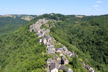 Fototapeta na wymiar Vue sur le village de Najac depuis la fortesse royale, Aveyron, France