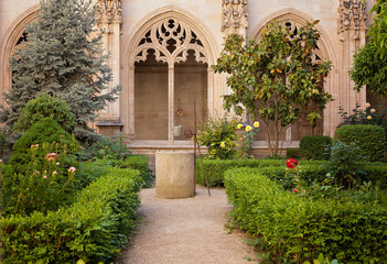 Fototapeta na wymiar Claustro del monasterio de San Juan de los Reyes, Toledo, España