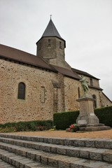 Fototapeta na wymiar Eglise et monument aux morts.