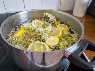 Zubereitung eines Holunderblütensirup