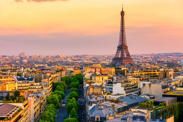 Skyline van Parijs met de Eiffeltoren in Parijs, Frankrijk. Panoramisch uitzicht op de zonsondergang over Parijs