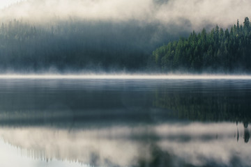 Brouillard matinal sur le lac