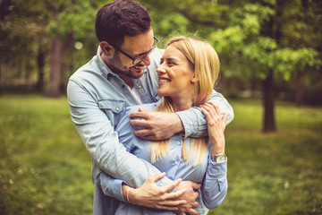 Fototapeta premium Hug in park.