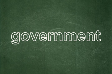 Obraz premium Politics concept: text Government on Green chalkboard background
