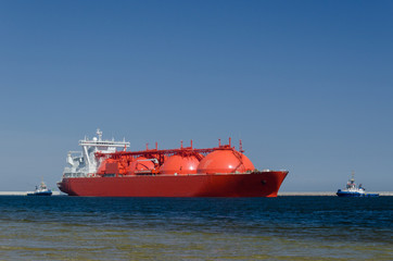 LNG TANKER - The red ship enters port with assurance of tugs © Wojciech Wrzesień