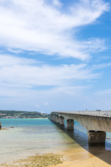 Obraz premium Kouri bridge cross beautiful ocean, Okinawa, Japan.