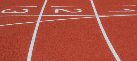 Laufbahnmarkierung auf einer Leichtathletikbahn