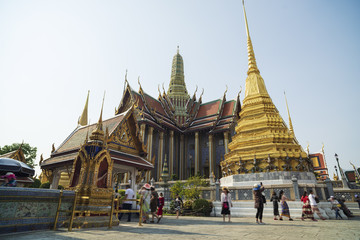Fototapeta premium Grand palace and Wat Phra Keaw at sunset Bangkok Thailand. Beautiful Landmark of Thailand. Temple of the Emerald Buddha.