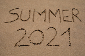  Das Wort Summer 2021 in den Sand geschrieben
