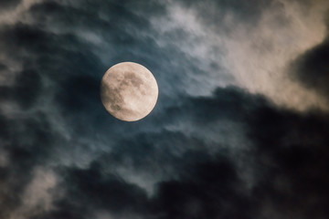 beinahe Vollmond hinter grau schwarzen Regenwolken teilweise verschleiert am 28.05.2018 © Claudia Nass