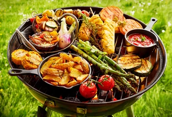 Gordijnen Assortment of fresh vegetables grilling on a BBQ © exclusive-design