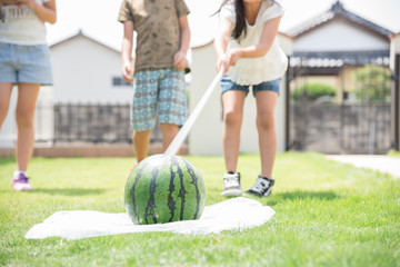 スイカ割りをする子供 © tatsushi