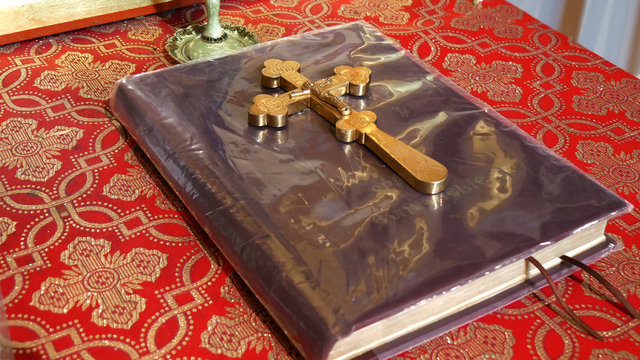 Bibbia con crocifisso