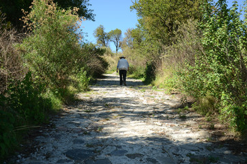 camino hombre piedra