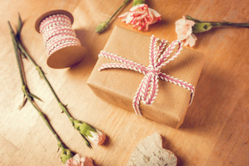 Fototapeta premium Vintage Geschenk mit Nelken