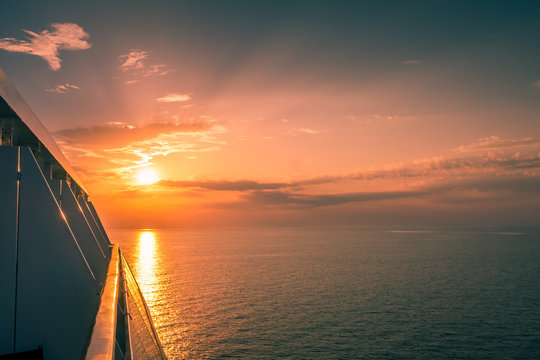 croisi&egrave;re au soleil couchant