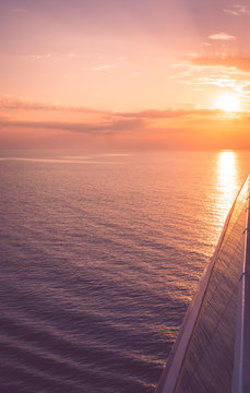 croisi&egrave;re au soleil couchant